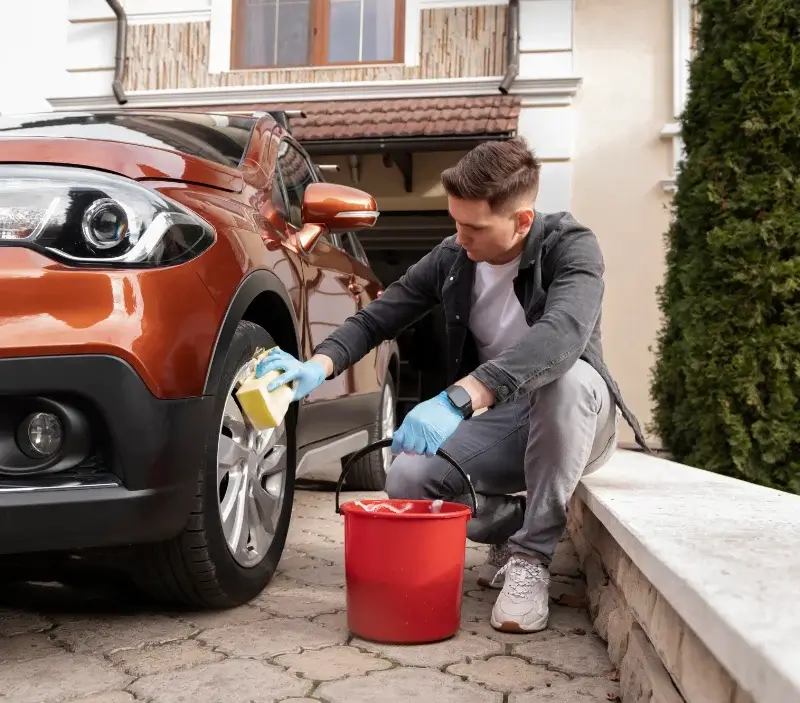 Lavage auto à domicile Riboux : professionnel intervenant sur un véhicule